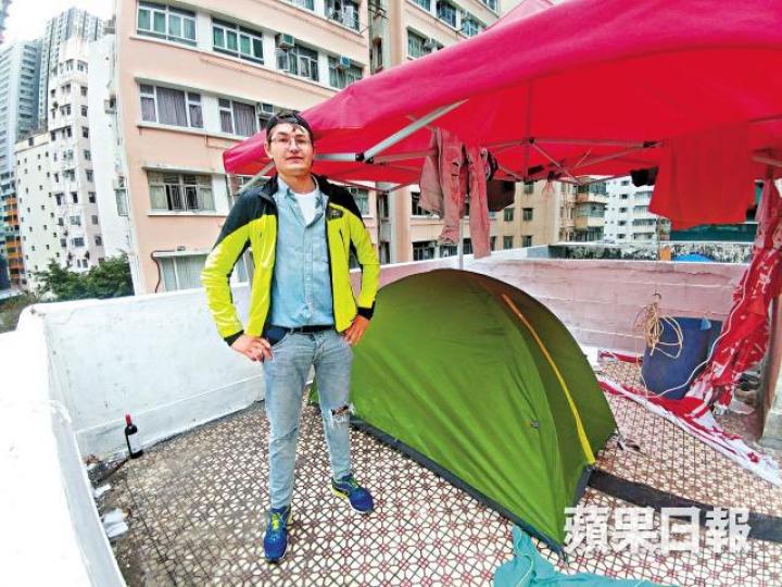 ■俄國遊客Vasya聽鄉里介紹,於唐樓天台紮營,節省環遊世界旅費。胡恩宏攝■紮營遊客用電拖板從走廊取電,有偷電之嫌。■營幕旁擺放用紙盒做的矮枱,煙和飲品等雜物亂放。■天台閘門被鎖上,倘發生火警居民不能往屋頂逃生。■曾有營幕搭建於無圍欄位置(箭嘴示),易生意外。讀者提供圖片 ■俄國遊客Vasya聽鄉里介紹,於唐樓天台紮營,節省環遊世界旅費。胡恩宏攝■紮營遊客用電拖板從走廊取電,有偷電之嫌。■營幕旁擺放用紙盒做的矮枱,煙和飲品等雜物亂放。■天台閘門被鎖上,倘發生火警居民不能往屋頂逃生。■曾有營幕搭建於無圍欄位置(箭嘴示),易生意外。讀者提供圖片