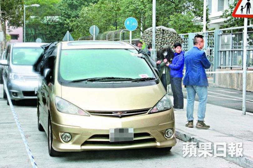 ■死者劉以良在P牌七人車內燒炭亡,親友到場認屍。■劉以良曾用LEGO砌出珍寶海鮮舫,作品參賽入圍並獲展出。互聯網 ■死者劉以良在P牌七人車內燒炭亡,親友到場認屍。■劉以良曾用LEGO砌出珍寶海鮮舫,作品參賽入圍並獲展出。互聯網