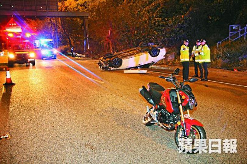 ■P牌電單車遭一輛私家車猛撼車尾,私家車其後再撞壆翻側,四輪朝天。謝志輝攝■受傷姓羅女鐵騎士被撞爆鼻骨,須留院過生日。■26歲姓鄭男司機 ■P牌電單車遭一輛私家車猛撼車尾,私家車其後再撞壆翻側,四輪朝天。謝志輝攝■受傷姓羅女鐵騎士被撞爆鼻骨,須留院過生日。■26歲姓鄭男司機