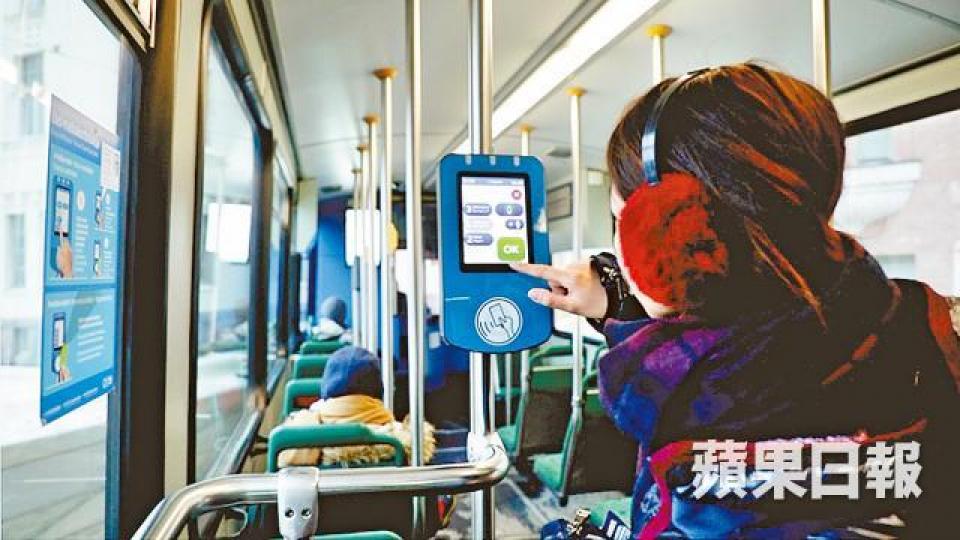 ■芬蘭大部份交通工具可用手機App付費。彭志行攝■ePassi首席財務官尹偉指芬蘭沒情況是必須用現金。 ■芬蘭大部份交通工具可用手機App付費。彭志行攝■ePassi首席財務官尹偉指芬蘭沒情況是必須用現金。