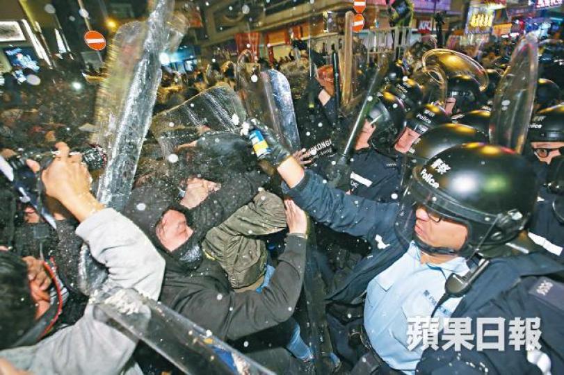 ■騷亂當晚警察築起防線驅散示威者,曾有人大叫:「向前行!打倒啲暴徒!」■控方指梁天琦與黃台仰「你一言,我一語」唱雙簧煽惑在場人士參與暴動。 ■騷亂當晚警察築起防線驅散示威者,曾有人大叫:「向前行!打倒啲暴徒!」■控方指梁天琦與黃台仰「你一言,我一語」唱雙簧煽惑在場人士參與暴動。