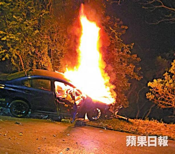 ■早前一輛「掃把佬」在撞車後起火,司機身亡。 ■早前一輛「掃把佬」在撞車後起火,司機身亡。