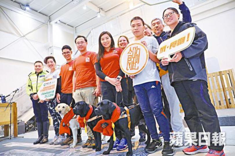 ■全城街馬當日會有3隻受訓中的導盲犬在終點與參賽者拜年。王心義攝 ■全城街馬當日會有3隻受訓中的導盲犬在終點與參賽者拜年。王心義攝