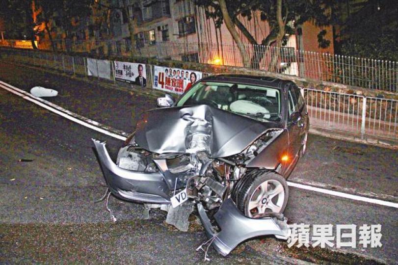 ■涉事寶馬車頭撞至凹陷呈V形。李家傑攝■女司機接受酒精呼氣測試失敗被捕。 ■涉事寶馬車頭撞至凹陷呈V形。李家傑攝■女司機接受酒精呼氣測試失敗被捕。