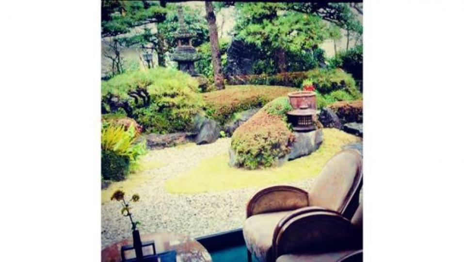 ■被稱為「指宿最好的」溫泉旅館,室外景觀是「一砂一世界」。作者提供圖片■館內以書法及花道作裝飾,料理配搭別緻的碗碗碟碟,直是「一花一天堂」。作者提供圖片 ■被稱為「指宿最好的」溫泉旅館,室外景觀是「一砂一世界」。作者提供圖片■館內以書法及花道作裝飾,料理配搭別緻的碗碗碟碟,直是「一花一天堂」。作者提供圖片