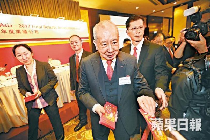 ■主席兼行政總裁李國寶昨於東亞業績會大派利是。晉平安攝 ■主席兼行政總裁李國寶昨於東亞業績會大派利是。晉平安攝