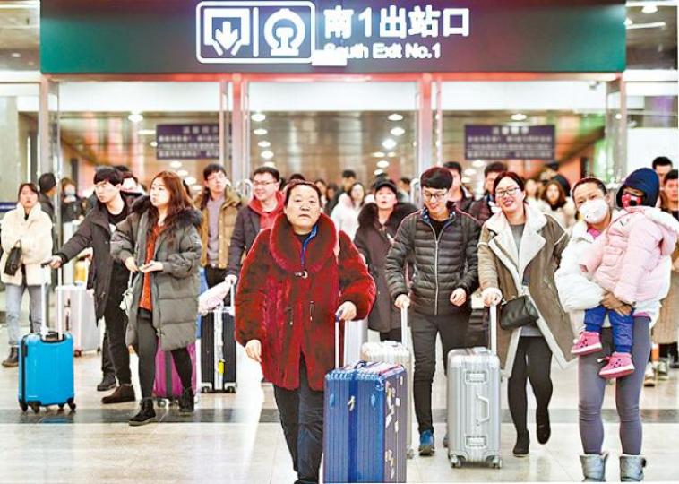 ■北京西站擠滿春節的回程人潮。 ■北京西站擠滿春節的回程人潮。