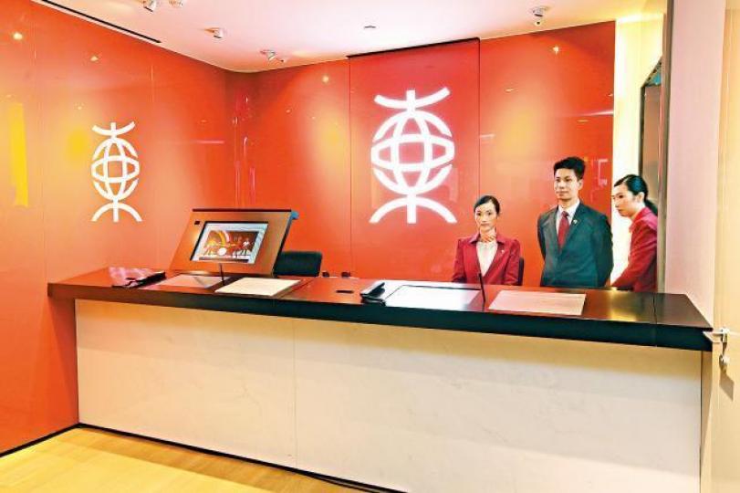 ■東亞近年運用電子化服務減省營運成本;圖為ifc分行。資料圖片 ■東亞近年運用電子化服務減省營運成本;圖為ifc分行。資料圖片