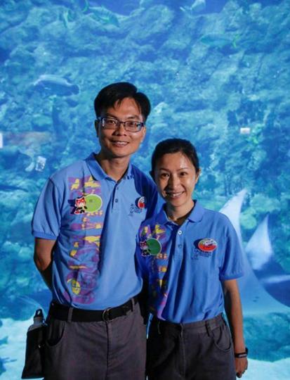 ■裸辭後,Grace和Victor決定參與義工貢獻社會,今年已是第二年參加「海洋公園 x信和集團黃金導賞員計劃」,向旅客傳遞生態保育知識。(受訪者提供相片)■由沉默的I.T人變成開朗的導賞員,由談論電腦系統變成討論海洋生物,Victor很慶幸能夠發現人生的新面貌。(受訪者提供相片) ■裸辭後,Grace和Victor決定參與義工貢獻社會,今年已是第二年參加「海洋公園 x信和集團黃金導賞員計劃」,向旅客傳遞生態保育知識。(受訪者提供相片)■由沉默的I.T人變成開朗的導賞員,由談論電腦系統變成討論海洋生物,Victor很慶幸能夠發現人生的新面貌。(受訪者提供相片)