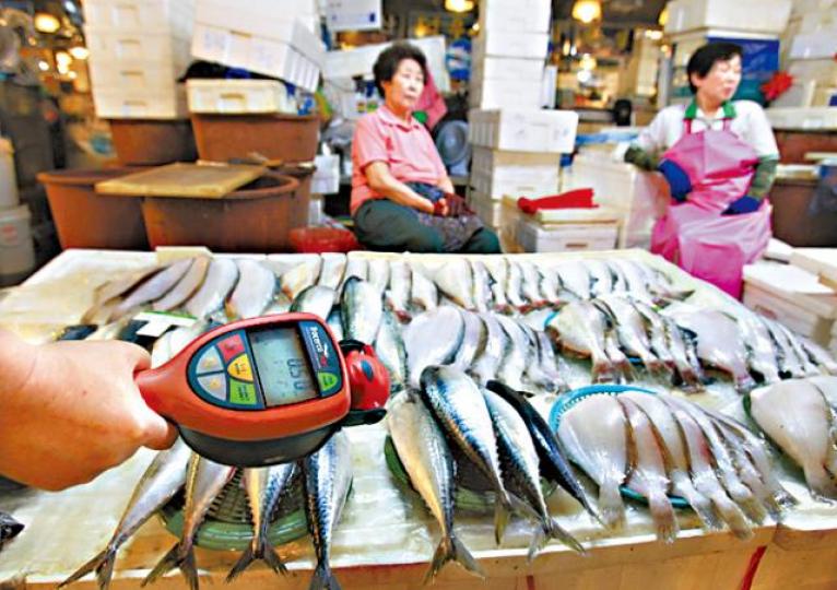 ■首爾監測人員測量魚市場鮮魚的輻射水平。
■首爾監測人員測量魚市場鮮魚的輻射水平。
