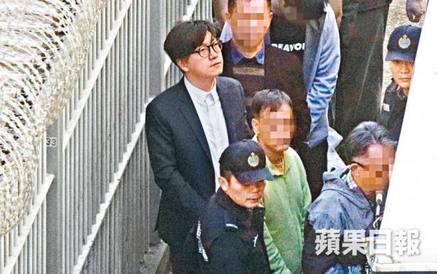 ■旺角騷亂當日,有不少小販在後巷擺賣。
■旺角騷亂當日,有不少小販在後巷擺賣。