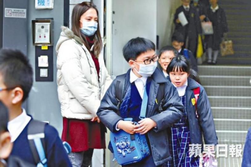 ■有學校昨已復課,師生同戴口罩。朱永倫攝
■有學校昨已復課,師生同戴口罩。朱永倫攝