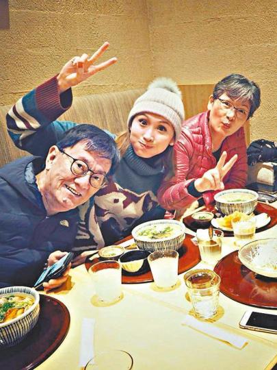 ■陳貝兒(中)與父母在日本大嘆美食,玩得非常開心。
■陳貝兒(中)與父母在日本大嘆美食,玩得非常開心。