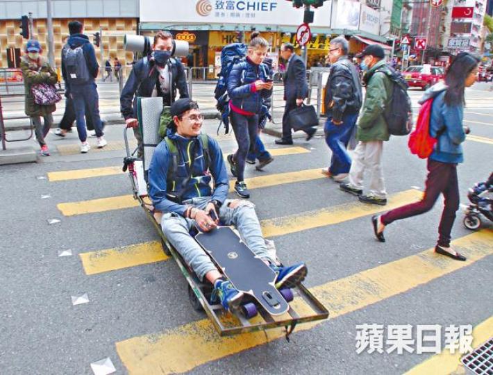 ■跌打醫師稱Vasya無骨裂,其後免費送他一支藥油。
■跌打醫師稱Vasya無骨裂,其後免費送他一支藥油。