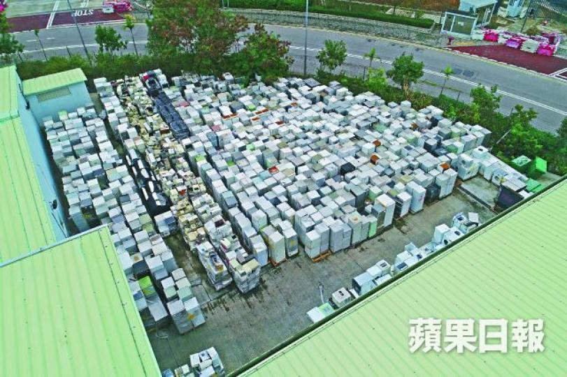 ■歐綠保將逾萬件電器放在屯門環保園露天空地,任由日曬雨淋,電子零件與酸性雨水接觸會釋出有害物質。江俊豪攝
■歐綠保將逾萬件電器放在屯門環保園露天空地,任由日曬雨淋,電子零件與酸性雨水接觸會釋出有害物質。江俊豪攝
