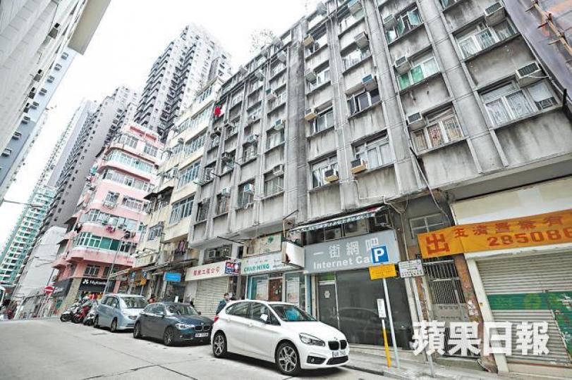 ■西營盤第一街部份大廈單位疑被人種票。 ■西營盤第一街部份大廈單位疑被人種票。