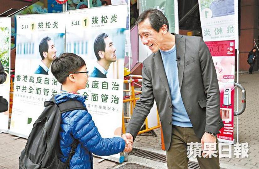 【九西】■姚松炎在深水埗爭取市民支持,稱將會搞貼地及特色拉票活動。 【九西】■姚松炎在深水埗爭取市民支持,稱將會搞貼地及特色拉票活動。