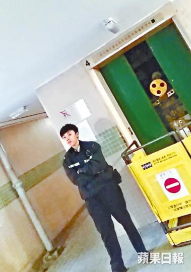 ■涉事升降機於意外後停用,警員在場看守。徐雲庭攝■技工送院不治,遺體由仵工移走。溫文學攝 ■涉事升降機於意外後停用,警員在場看守。徐雲庭攝■技工送院不治,遺體由仵工移走。溫文學攝