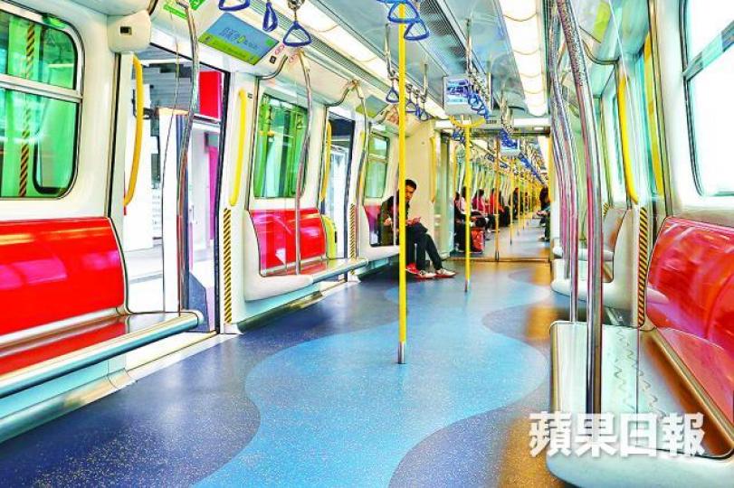 ■馬鐵國產列車行駛一年,部份座位出現銹迹、花痕及塗層脫落問題。伍家亮攝 ■馬鐵國產列車行駛一年,部份座位出現銹迹、花痕及塗層脫落問題。伍家亮攝