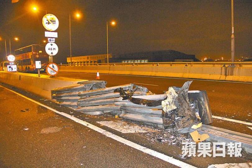 ■路中心的風琴防撞欄於意外中被撞至毀爛。 ■路中心的風琴防撞欄於意外中被撞至毀爛。