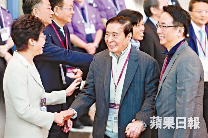 ■恒地早前斥160億元接手海航啟德兩幅地皮;圖為恒地主席李兆基(中)及兒子李家傑(右)在特首選舉中與林鄭握手。 ■恒地早前斥160億元接手海航啟德兩幅地皮;圖為恒地主席李兆基(中)及兒子李家傑(右)在特首選舉中與林鄭握手。