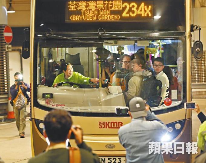 ■車長葉蔚琳昨晚8時在麼地道總站罷駛,並將巴士停在總站出口。李家皓攝■九巴職員要求葉蔚琳及兩名車長落車,雙方擾攘一輪。 ■車長葉蔚琳昨晚8時在麼地道總站罷駛,並將巴士停在總站出口。李家皓攝■九巴職員要求葉蔚琳及兩名車長落車,雙方擾攘一輪。