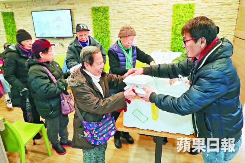 ■每月第一個周五,何漢良都會製作100個飯盒為長者送暖。許頌明攝■農曆年前夕,何漢良親自炮製去骨梅頭豬扒讓長者飽口福。 ■每月第一個周五,何漢良都會製作100個飯盒為長者送暖。許頌明攝■農曆年前夕,何漢良親自炮製去骨梅頭豬扒讓長者飽口福。