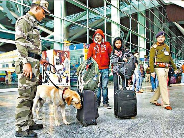■新德里機場出動警犬檢查乘客行李。 ■新德里機場出動警犬檢查乘客行李。