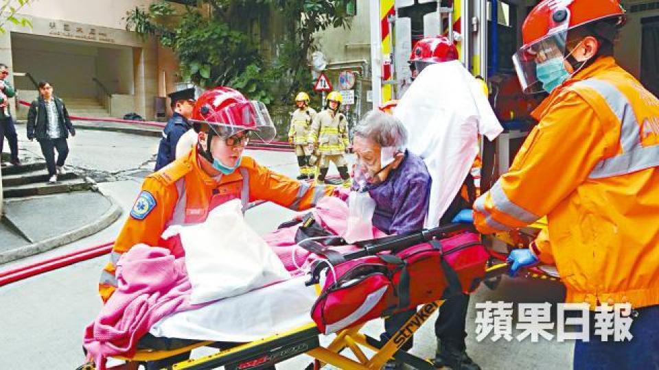 ■起火單位的老婦吸入濃煙不適,事後送院治理。簡明恩攝■通往肇事大廈的道路屬私家路且泊滿車,消防車未能直達。 ■起火單位的老婦吸入濃煙不適,事後送院治理。簡明恩攝■通往肇事大廈的道路屬私家路且泊滿車,消防車未能直達。