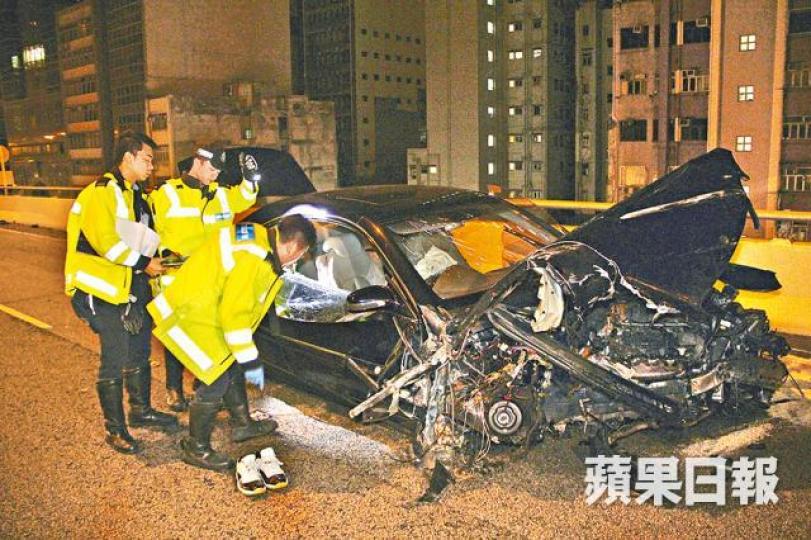 ■雲維恩所駕平治於干諾道西天橋失控,猛撼防撞欄後車頭盡毀。鄭文輝攝■雲維恩家人,包括父親雲大棉趕到醫院了解情況。胡恩宏攝■雲維恩昏迷送院,惟經搶救8小時終告不治。 ■雲維恩所駕平治於干諾道西天橋失控,猛撼防撞欄後車頭盡毀。鄭文輝攝■雲維恩家人,包括父親雲大棉趕到醫院了解情況。胡恩宏攝■雲維恩昏迷送院,惟經搶救8小時終告不治。