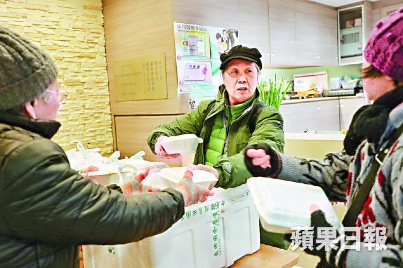 ■義工邵婆婆派飯時與長者閒話家常,噓寒問暖。 ■義工邵婆婆派飯時與長者閒話家常,噓寒問暖。