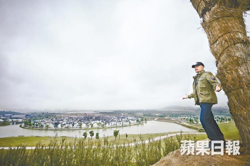 過去兩年多,徐錦江與朋友合資六十億人民幣,由一磚一瓦開始在安徽構建他的藝術園。為了這心血項目,除了圓形的島是建出來,徐錦江還專程從各地移植老宅到藝術園,包括三十四萬棵古樹。徐錦江的藝術園像透吳冠中筆下的江南園景,四百五十幢老房子從各地移植過來。徐錦江說這個藝術中心,是屬於大家的,希望給舞台不同的藝術家展示才華。採訪當天,以徐錦江造型為藍本的雕塑剛送到,他興奮的與雕像合照。11個如工廠般大的貨倉,放滿了徐錦江這幾年來從民間或拍賣搜購得來的老物件,單是窗花、羅漢床都可以各自放滿一倉。老工匠正重新安裝 過去兩年多,徐錦江與朋友合資六十億人民幣,由一磚一瓦開始在安徽構建他的藝術園。為了這心血項目,除了圓形的島是建出來,徐錦江還專程從各地移植老宅到藝術園,包括三十四萬棵古樹。徐錦江的藝術園像透吳冠中筆下的江南園景,四百五十幢老房子從各地移植過來。徐錦江說這個藝術中心,是屬於大家的,希望給舞台不同的藝術家展示才華。採訪當天,以徐錦江造型為藍本的雕塑剛送到,他興奮的與雕像合照。11個如工廠般大的貨倉,放滿了徐錦江這幾年來從民間或拍賣搜購得來的老物件,單是窗花、羅漢床都可以各自放滿一倉。老工匠正重新安裝