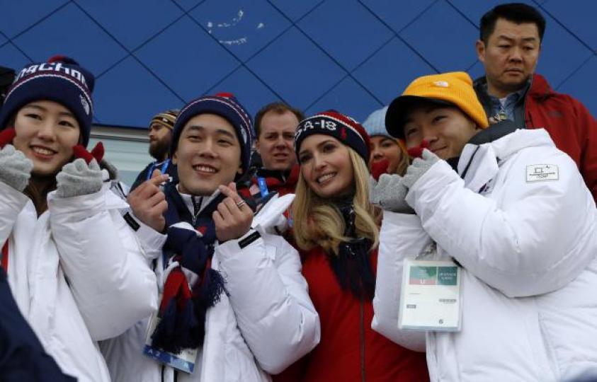 ■伊萬卡在平昌與南韓運動員拍照留念。 ■伊萬卡在平昌與南韓運動員拍照留念。