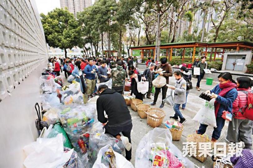 ■元朗「不是垃圾站」舉辦兩年,吸引不少市民參與資源共享。王心義攝 ■元朗「不是垃圾站」舉辦兩年,吸引不少市民參與資源共享。王心義攝