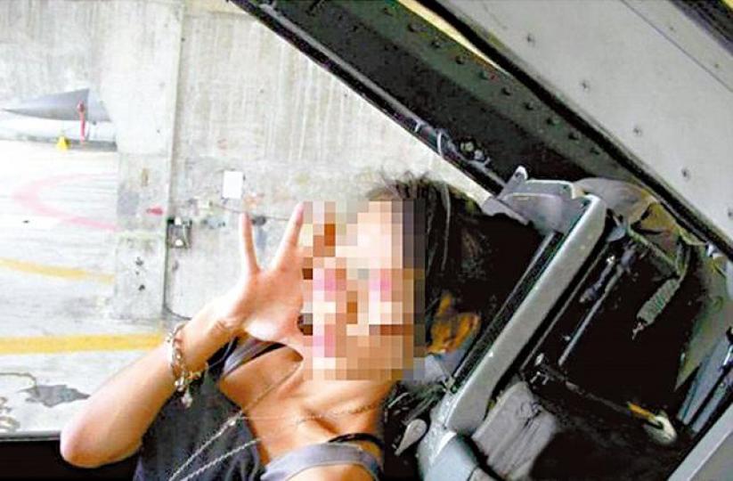 ■辣妹在F16戰機駕駛艙拍照。互聯網■兩名男子被私帶到空軍基地與F16合照。 ■辣妹在F16戰機駕駛艙拍照。互聯網■兩名男子被私帶到空軍基地與F16合照。