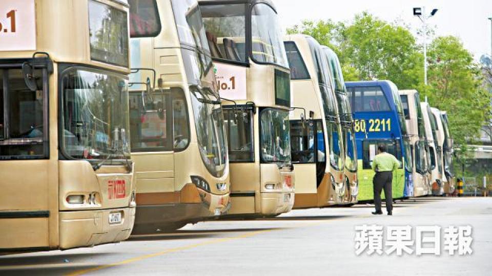 ■九巴兼職車長仍停工,今日繁忙時間班次將面對挑戰。周子惇攝 ■九巴兼職車長仍停工,今日繁忙時間班次將面對挑戰。周子惇攝