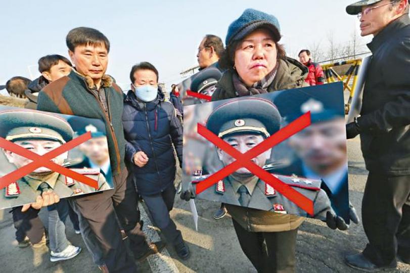 ■2010年南韓天安艦海難遺屬,直指到訪的北韓高層金英哲是元凶。 ■2010年南韓天安艦海難遺屬,直指到訪的北韓高層金英哲是元凶。