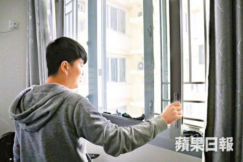 ■減音窗號稱可減少8分貝噪音,但景泰苑不少居民指效果有限。王心義攝 ■減音窗號稱可減少8分貝噪音,但景泰苑不少居民指效果有限。王心義攝