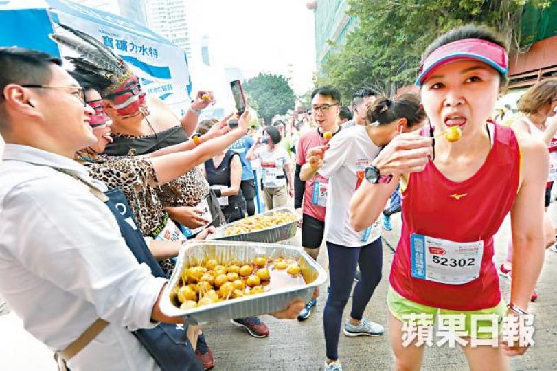 ■全城街馬昨日舉行,跑手邊跑邊食,吃得津津有味。朱永倫攝 ■全城街馬昨日舉行,跑手邊跑邊食,吃得津津有味。朱永倫攝