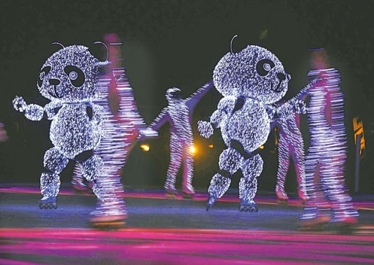 ■「北京八分鐘」環節中出現發光熊貓,意為2022年北京冬奧的信使。路透社 ■「北京八分鐘」環節中出現發光熊貓,意為2022年北京冬奧的信使。路透社