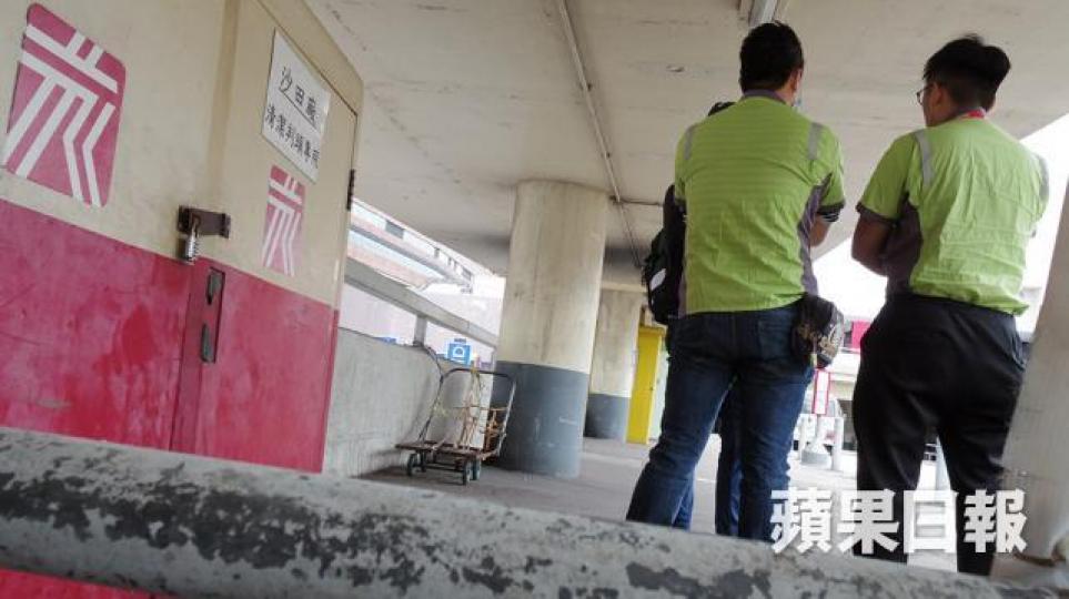 ■兼職車長Jacky(左)自言擁有10年駕駛經驗可媲美正職車長。 ■兼職車長Jacky(左)自言擁有10年駕駛經驗可媲美正職車長。