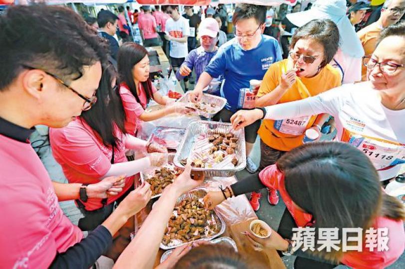 ■補給站有牛柳粒和鮑魚等供應,不少跑手爭相搶食。 ■補給站有牛柳粒和鮑魚等供應,不少跑手爭相搶食。