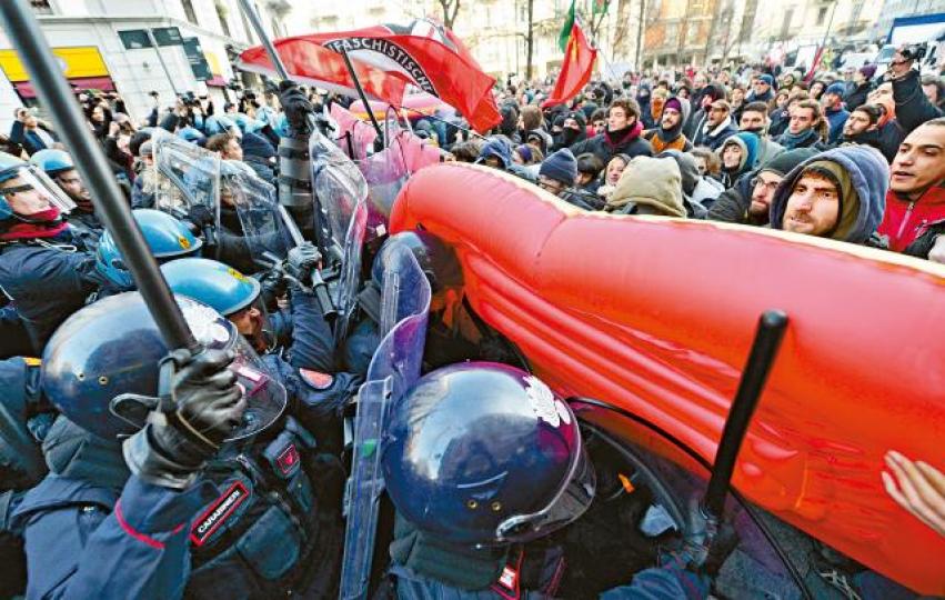 ■米蘭市反法西斯示威者與警方推撞。路透社■反法西斯示威者投擲照明彈。路透社 ■米蘭市反法西斯示威者與警方推撞。路透社■反法西斯示威者投擲照明彈。路透社