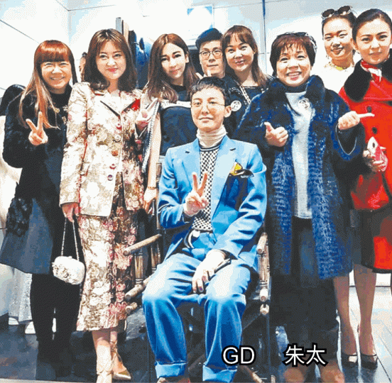 ■一班靚太包圍GD合照,朱太霸到最靚位,忍唔住要畀雙like。 ■一班靚太包圍GD合照,朱太霸到最靚位,忍唔住要畀雙like。
