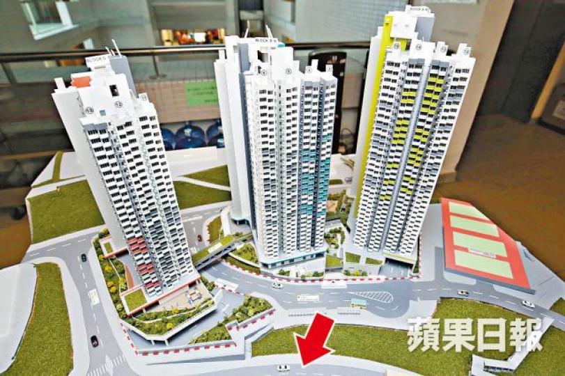 ■觀塘彩興苑部份單位安裝減音窗,減低居民受新清水灣道(箭嘴示)噪音影響。周智堅攝 ■觀塘彩興苑部份單位安裝減音窗,減低居民受新清水灣道(箭嘴示)噪音影響。周智堅攝
