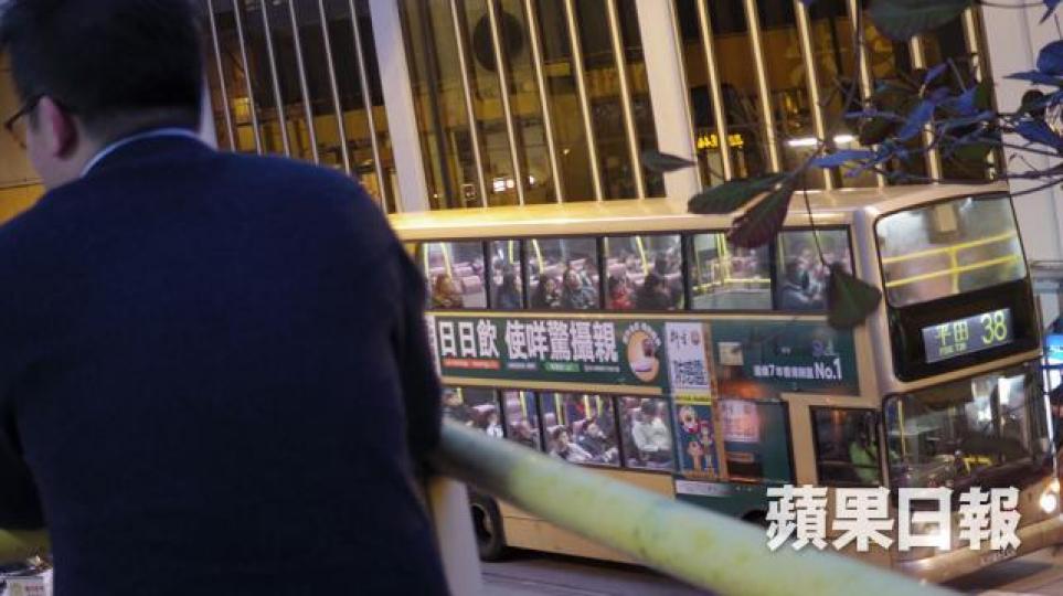 ■余先生質疑九巴一刀切做法不近人情。 ■余先生質疑九巴一刀切做法不近人情。