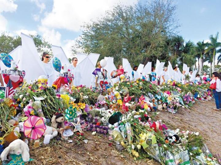 ■校外有17人扮成天使歡迎學生,寓意槍擊17名死者會化為天使守護他們。美聯社 ■校外有17人扮成天使歡迎學生,寓意槍擊17名死者會化為天使守護他們。美聯社