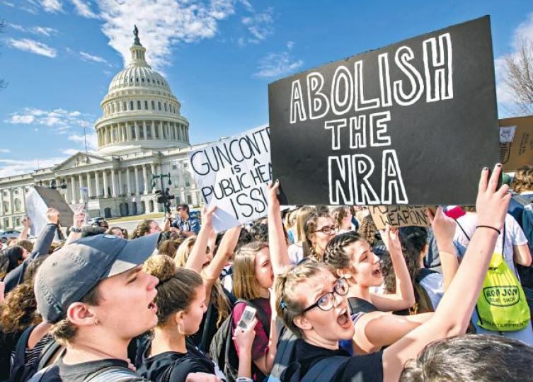 ■NRA對收緊槍管寸步不讓,漸成人民公敵,白宮外有示威學生舉「廢除NRA」標語。美聯社 ■NRA對收緊槍管寸步不讓,漸成人民公敵,白宮外有示威學生舉「廢除NRA」標語。美聯社