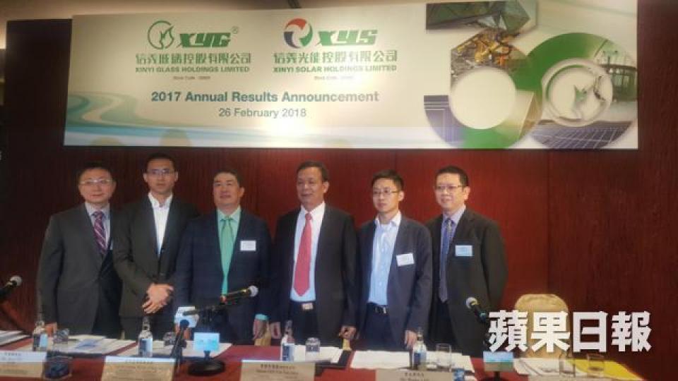 ■左起為信義玻璃首席財務官劉錫源、信義玻璃執行董事李聖根、信義玻璃行政總裁董清世、信義玻璃及信義光能主席李賢義、信義光能行政總裁李友情及財務總監朱燦輝。
■左起為信義玻璃首席財務官劉錫源、信義玻璃執行董事李聖根、信義玻璃行政總裁董清世、信義玻璃及信義光能主席李賢義、信義光能行政總裁李友情及財務總監朱燦輝。