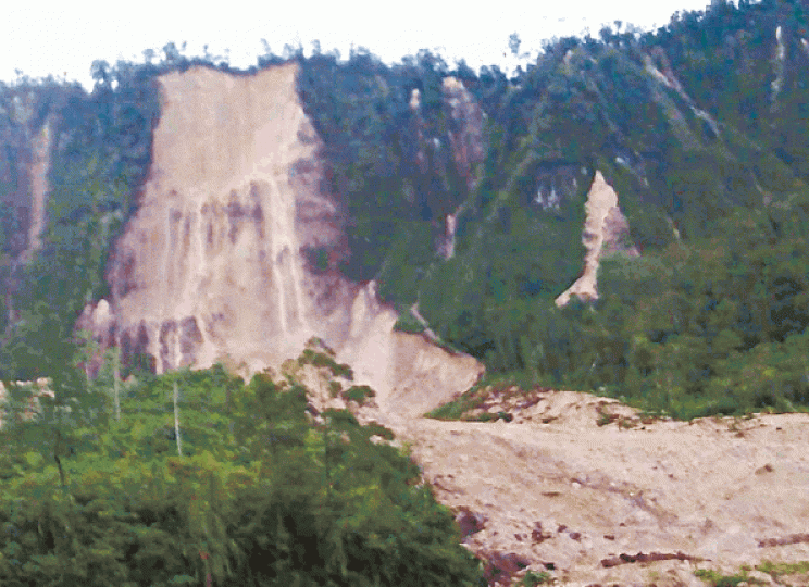 ■南部高地省有道路被山泥傾瀉破壞。
■南部高地省有道路被山泥傾瀉破壞。